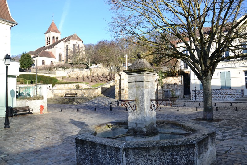 Fontaine aux Pèlerins et église de Saint-Prix