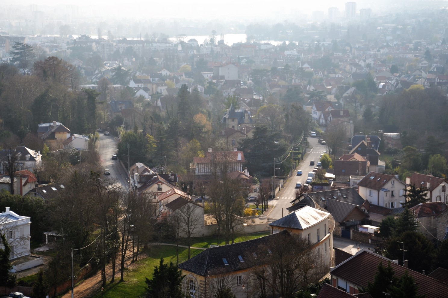 Vue ensoleillée mais brumeuse depuis le clocher