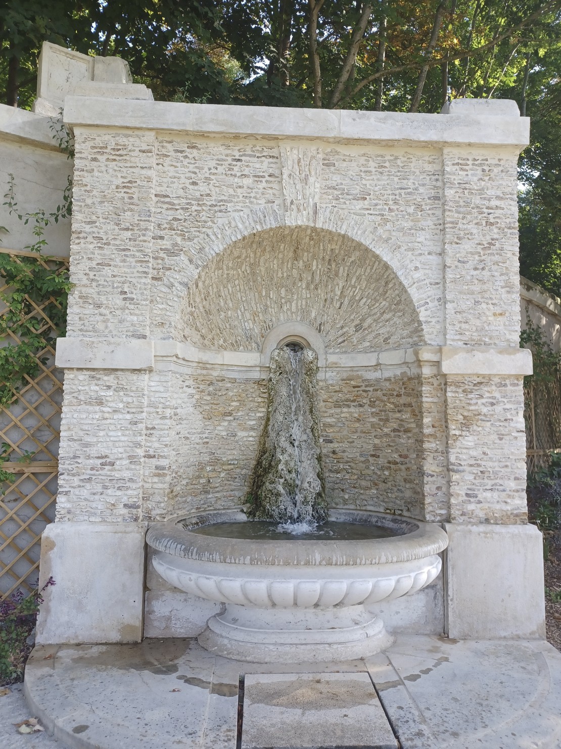Fontaine du parc du château de Dino