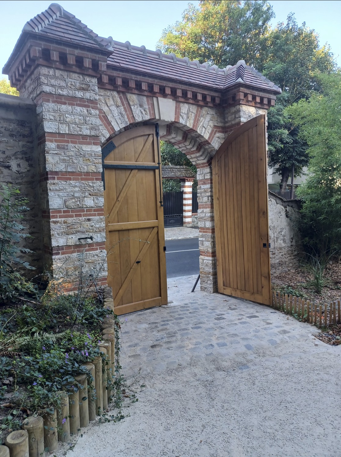 Porte Jean-Jacques Rousseau du parc du château de Dino