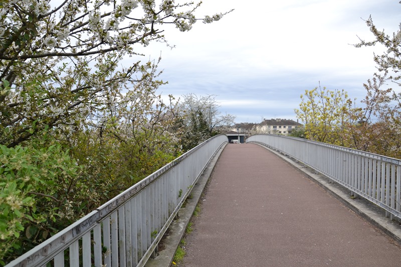 Pont piéton pour traverser l'autoroute A115