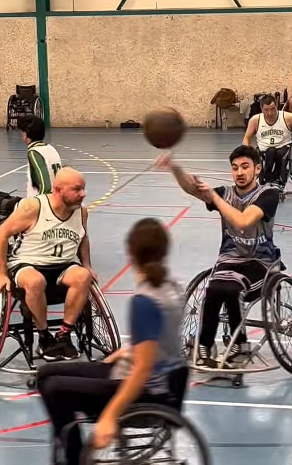 Matt&eacute;o en plein match de basket fauteuil