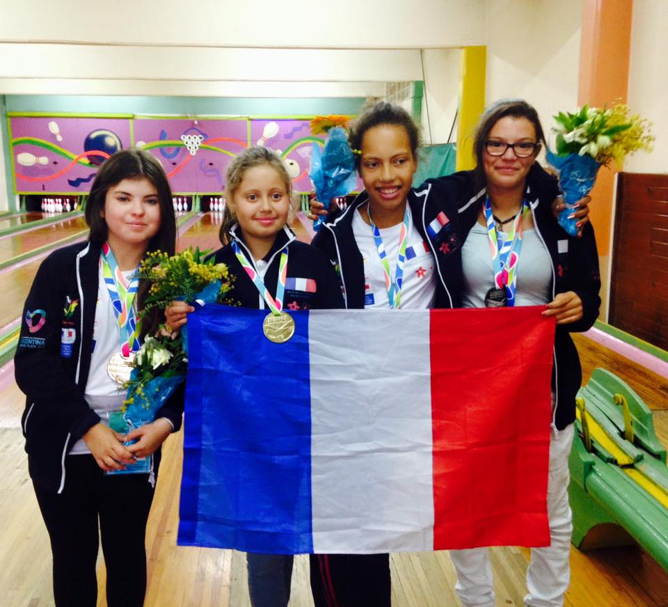 Alice médailllée avec l'équipe de bowling