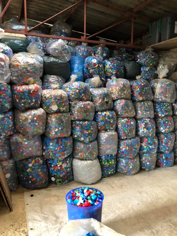 Les bouchons d'amour stockés à Saint-Leu-la-Forêt
