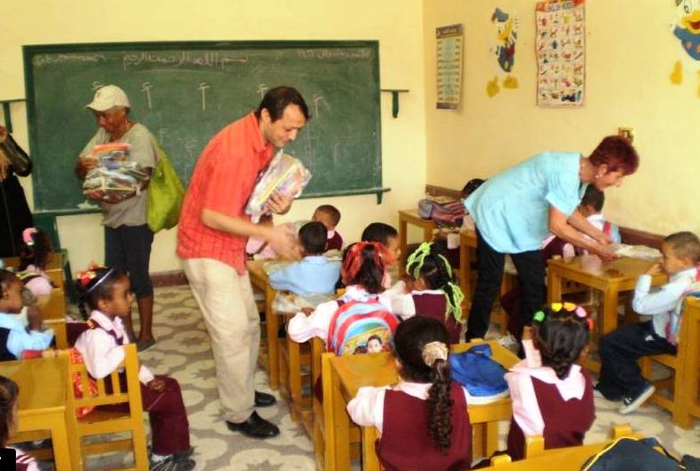 distributionde cadeaux aux Enfants du Nil