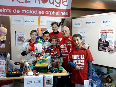 Jes jeunes du CMJ de Deuil-la-Barre avec Monsieur Nez Rouge