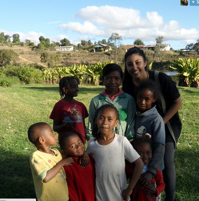 Sonia et les enfants malgaches
