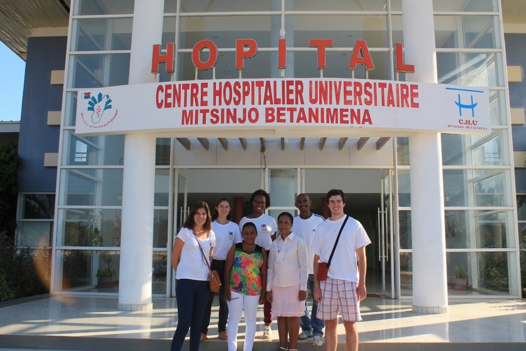 L'équipe davant l'hôpital de Tulear