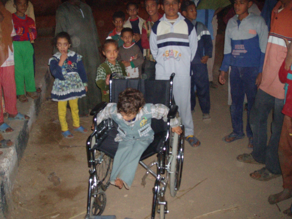 Mohamed dans son fauteuil roulant