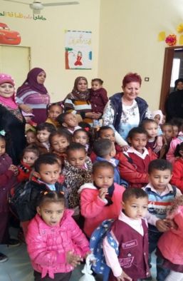 Suzon Pironet parmi les enfants