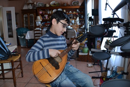 Valentin à la guitare