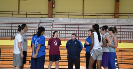 David Urizzi et les joueuses à l'entrainement