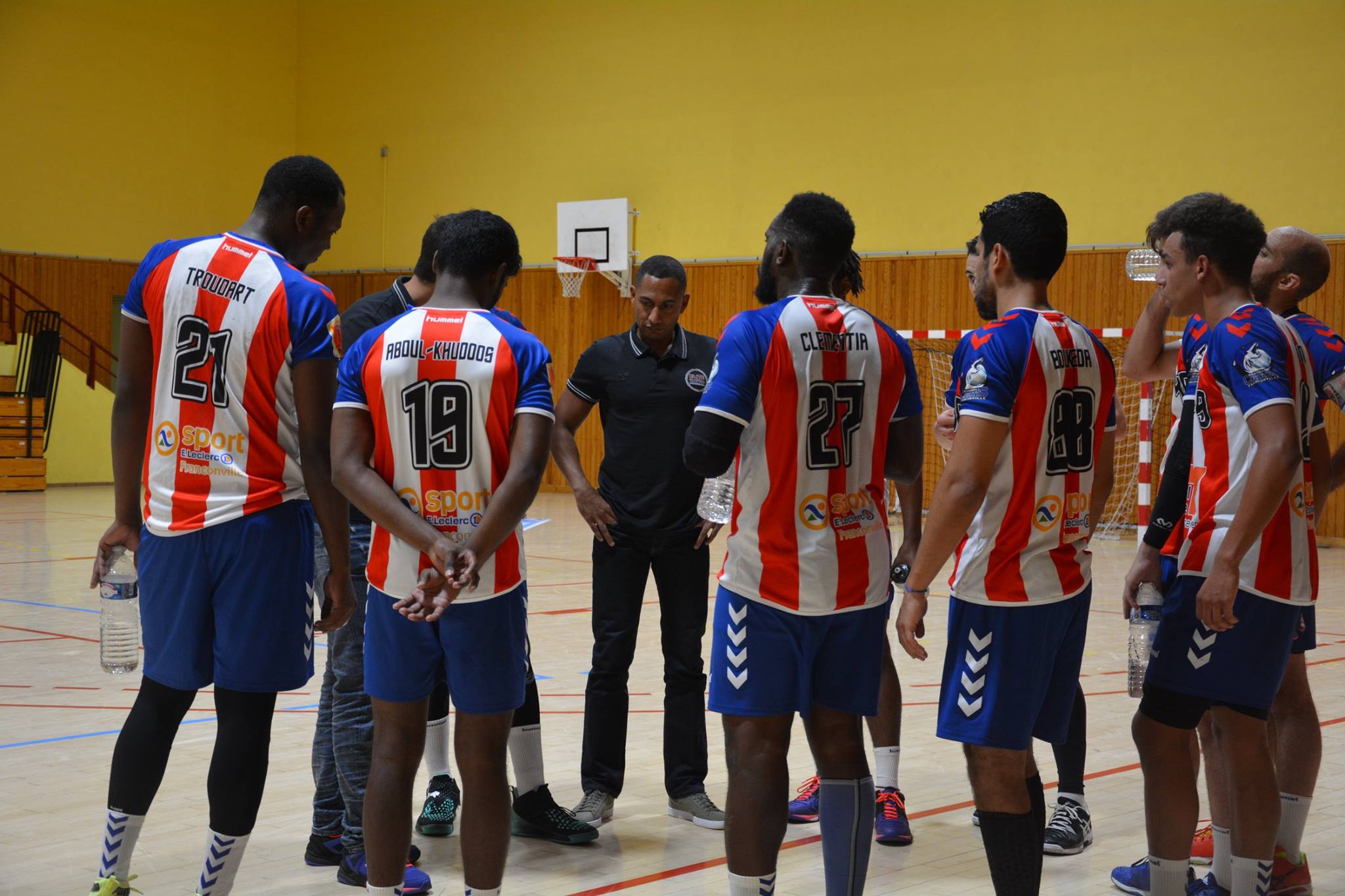 L'équipe de l'Elite Val d'Oise à l'écoute du coach