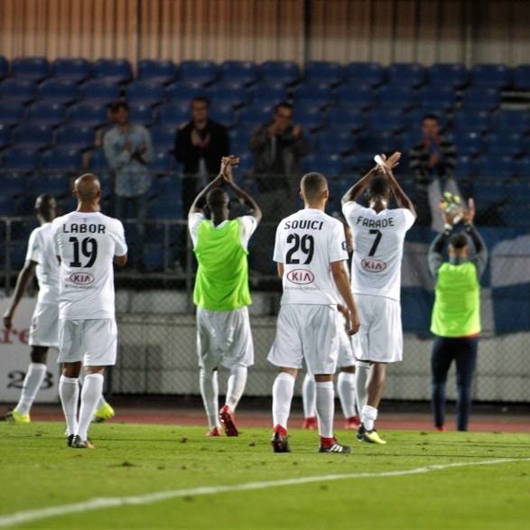 Les joueurs saluent le public