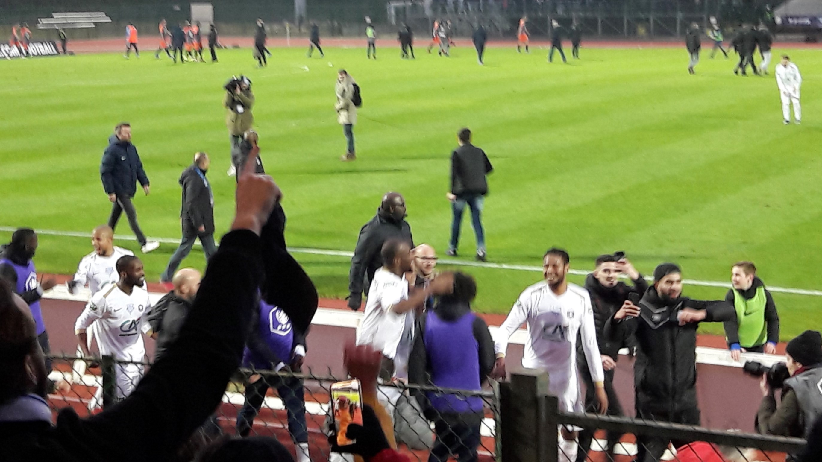Les joueurs saluent après la victoire