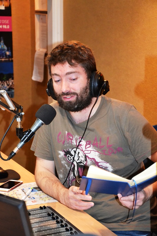 Christophe Caron dans le studio IdFM Radio Enghien