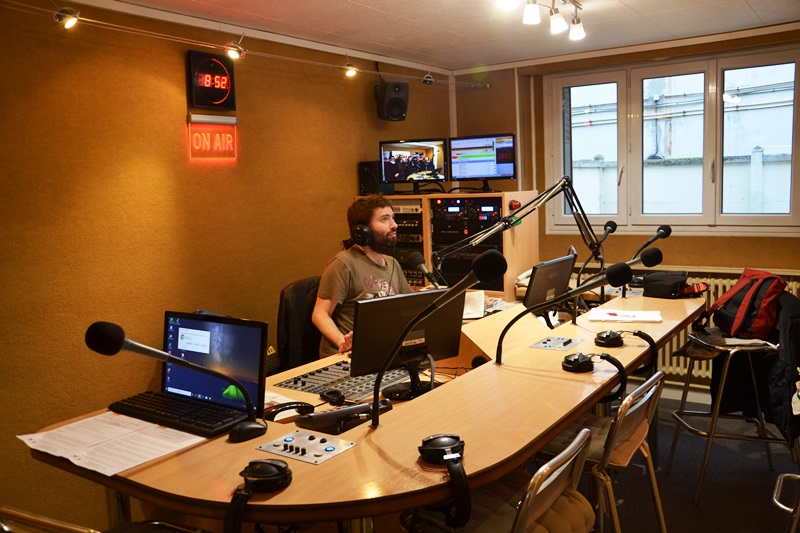 Christophe Caron dans le studio IdFM Radio Enghien