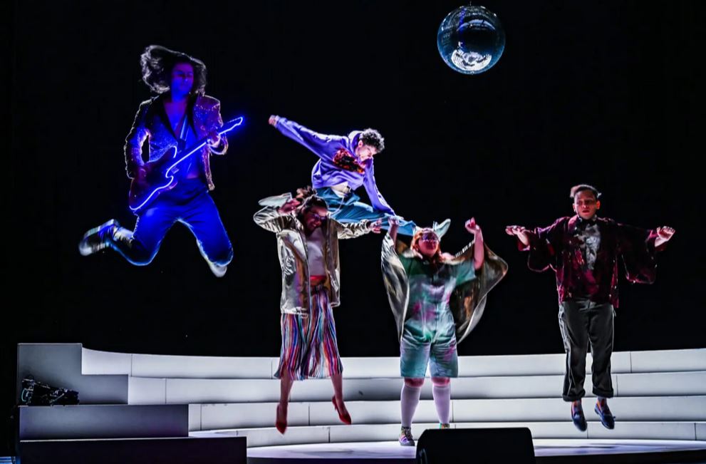 THEATRE Personne n'est ensemble sauf moi