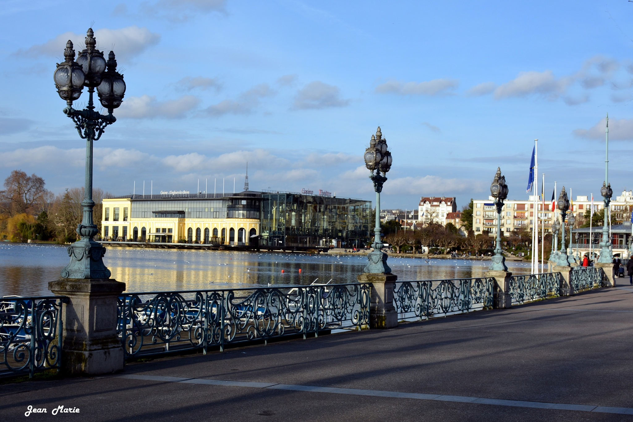 Le lac et le Casino d'Enghien - Photo de JM Perdrial