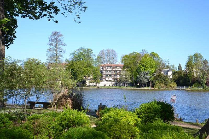 Le lac d'Enghien depuis la presqu'île-aux-fleurs (avril 2021)