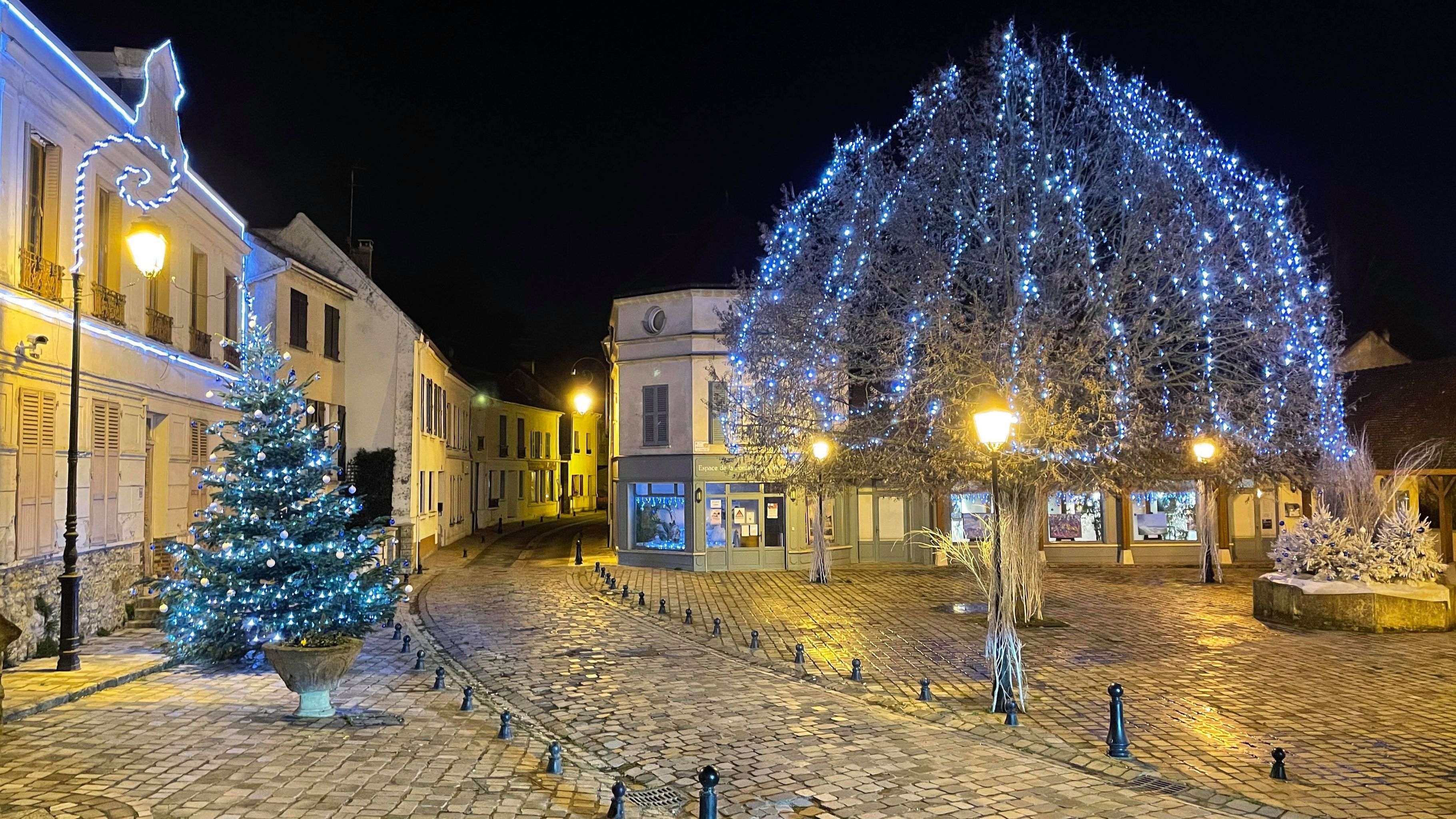 Place de la Fontaine aux pélerins à Saint-Prix (photo de Christophe Séfrin)
